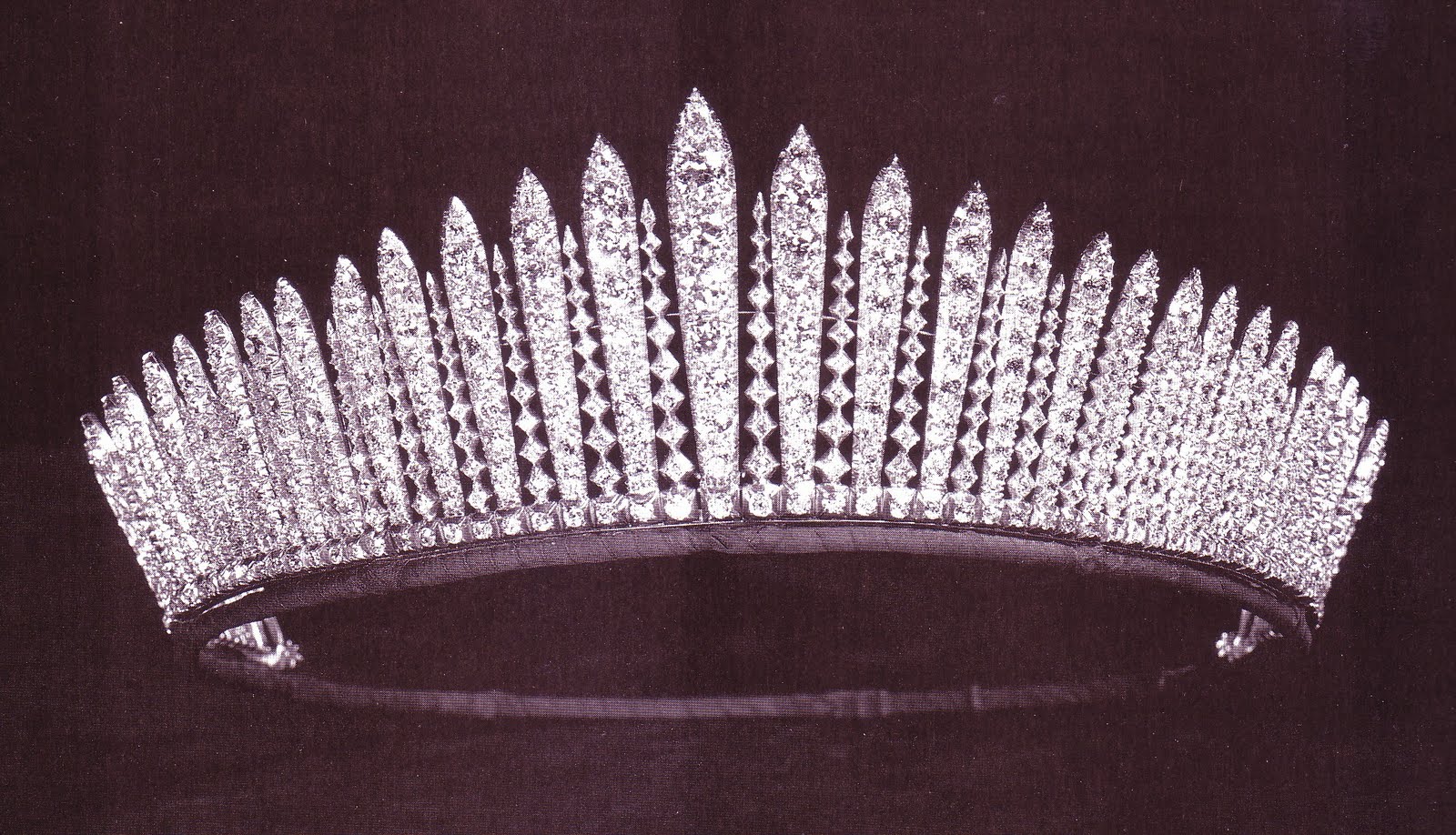 kraljica diamond fringe tiara - Azra Magazin