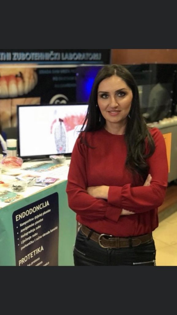 Amela Kadrić-Kadić = dr. stomatologije, spec. oralne hirurgije