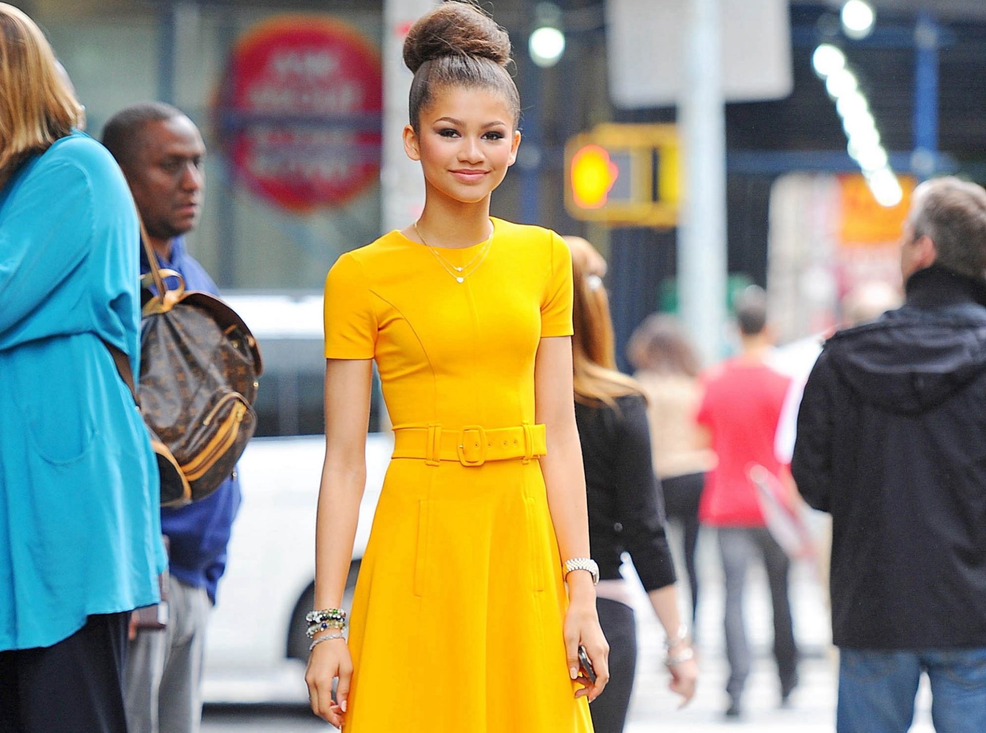 zendayayellowdress2 Azra Magazin