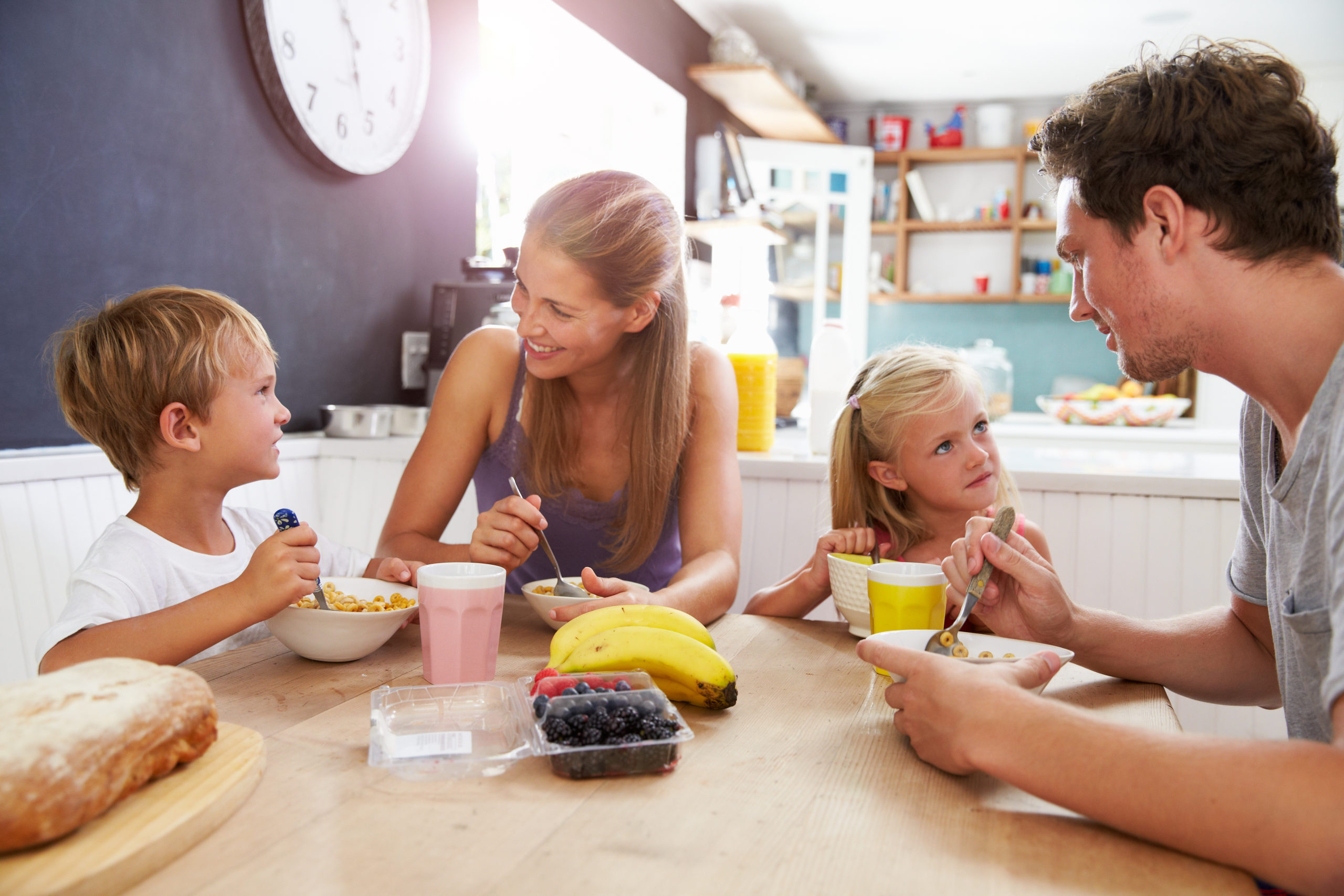 Родители после обеда. Завтрак для семьи. Семья завтракает. Семья завтракает за столом. Счастливая семья за завтраком.