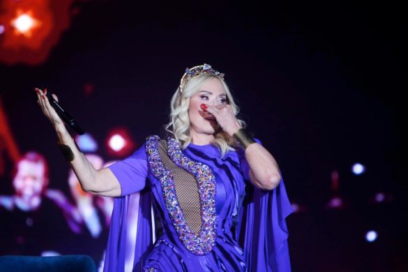 Lepa Brena U Suzama Prekinula Koncert: Pjevačica Se Slomila Pred Publikom